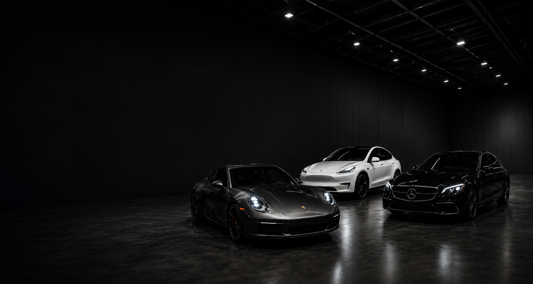 รถ Porsche, Tesla และ Mercedes ในสตูดิโอยานยนต์โทนมืด